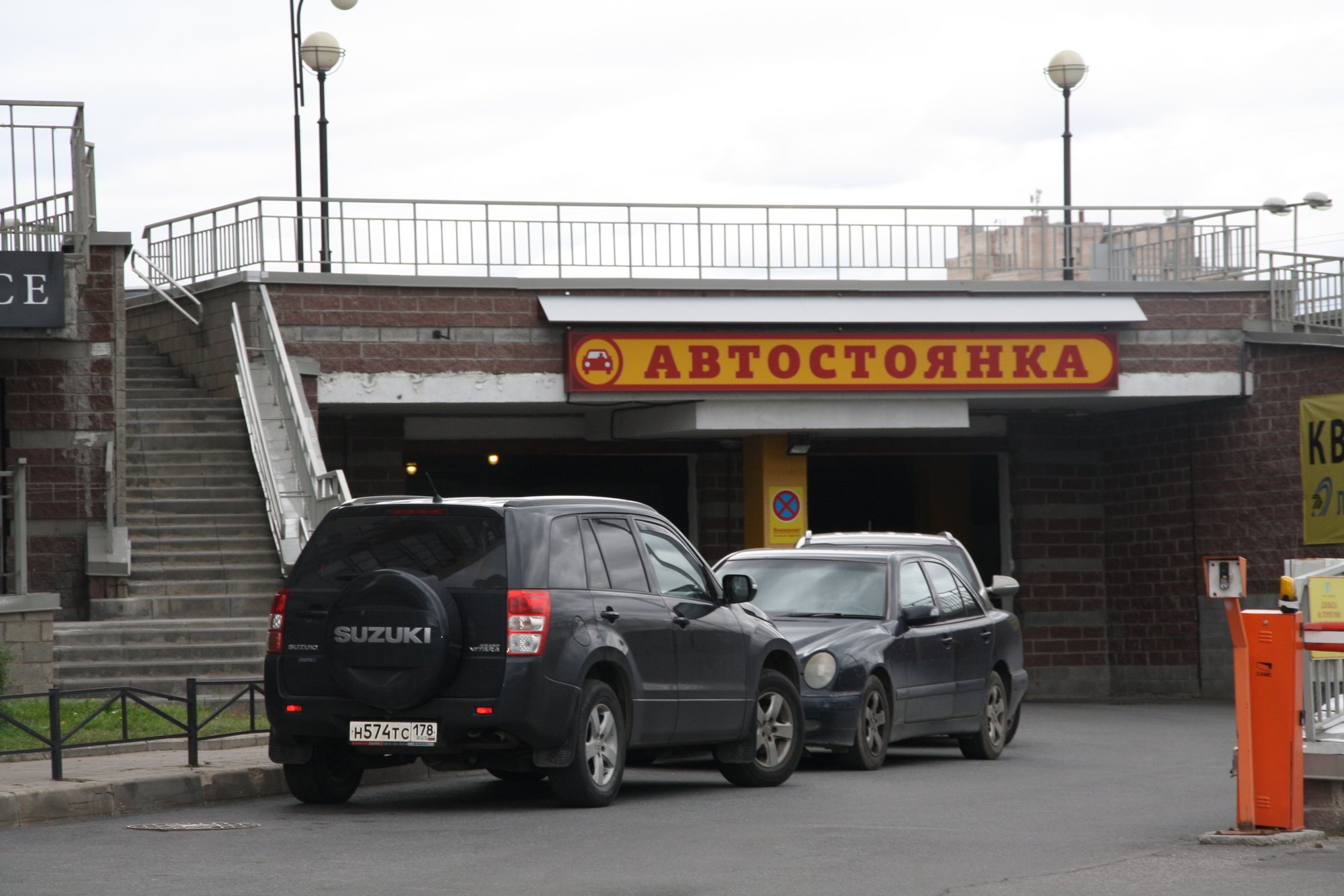 В Петербурге упал спрос на машино-места 