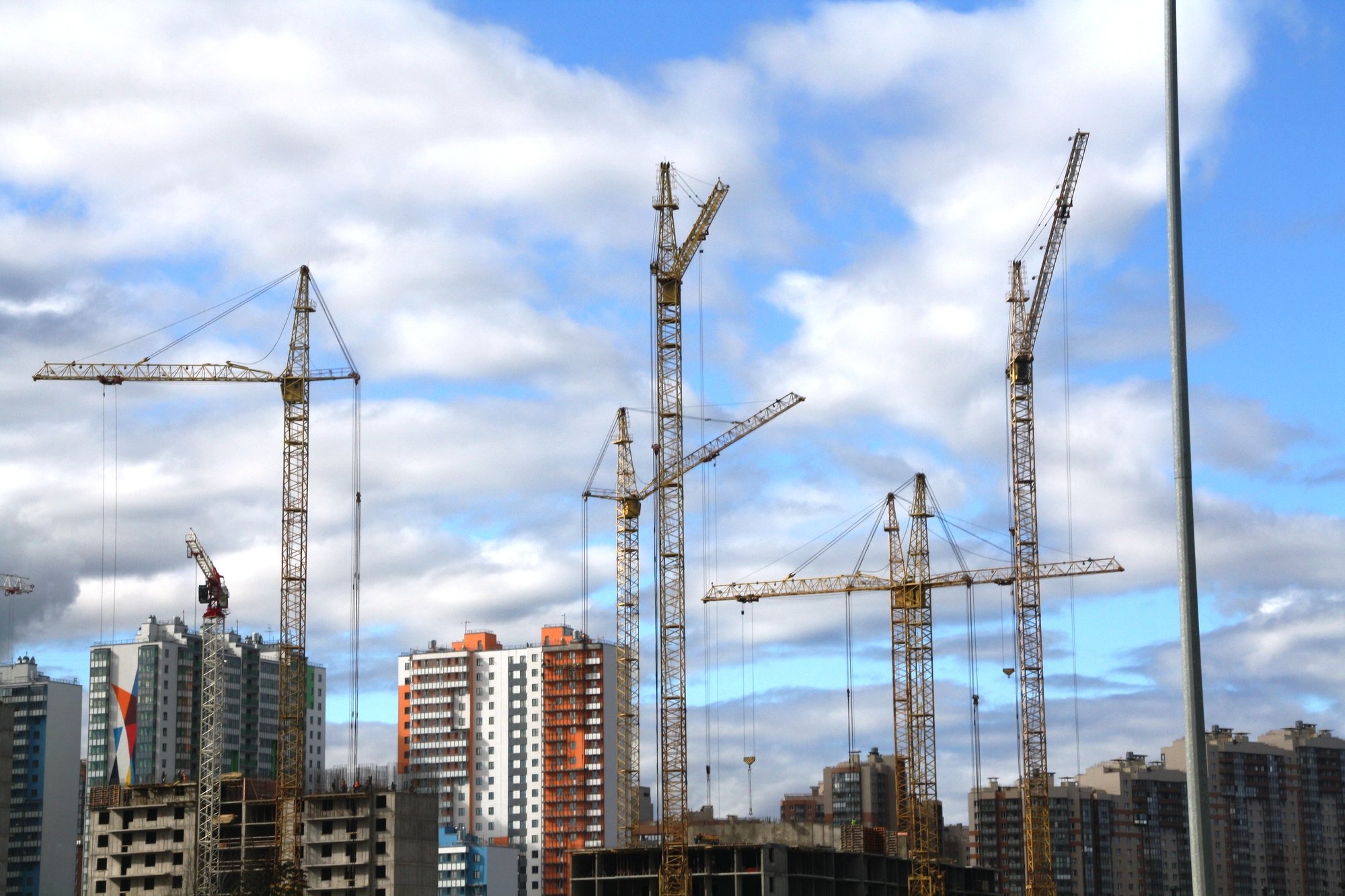Продажи жилья в новостройках в феврале сократились вдвое